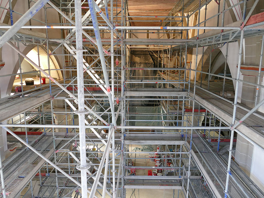 Malerarbeiten in der Stadtpfarrkirche (Foto: Karl-Franz Thiede)